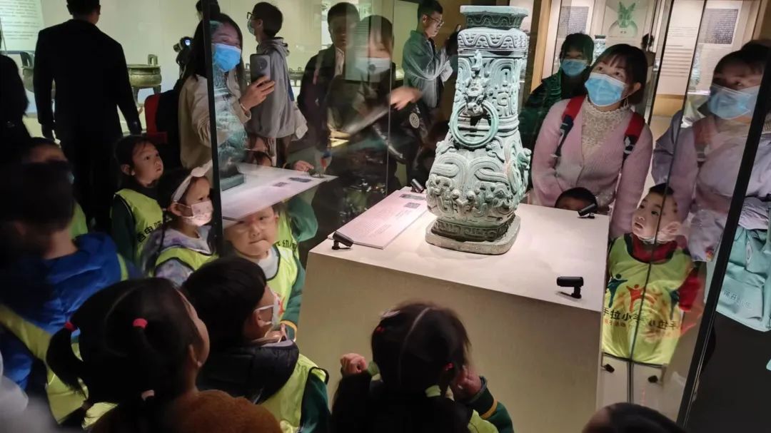 清明今又到,风筝满天飞